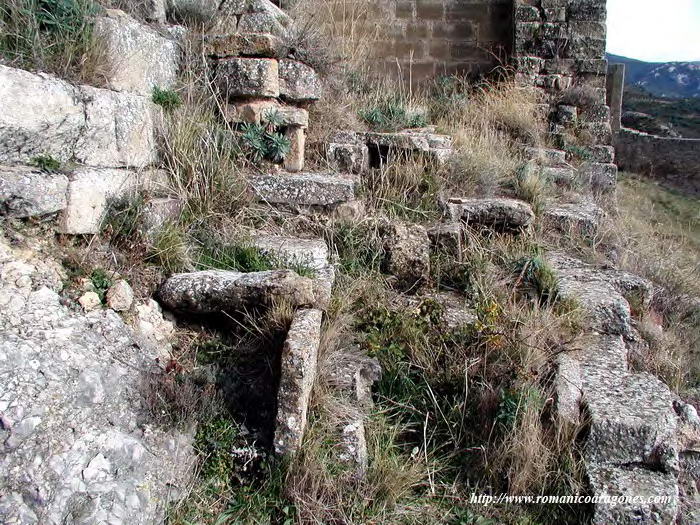 DETALLE DE TUMBAS DE LAJAS